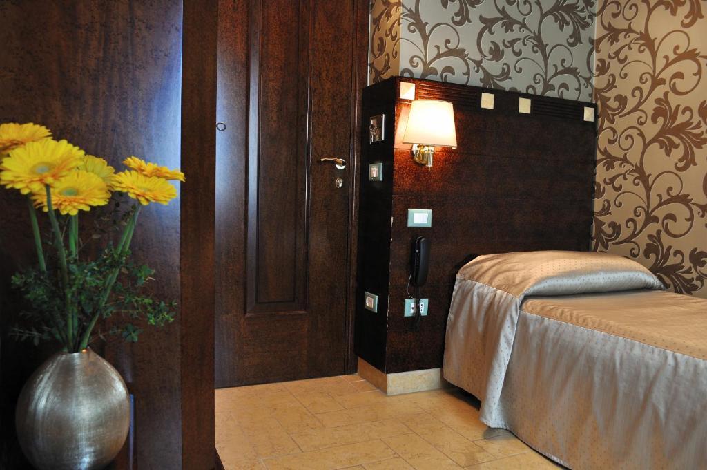 Single Room,758589898:JPEG