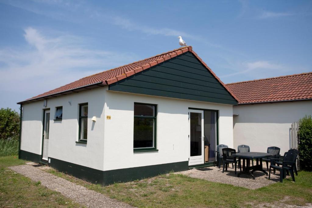 Bungalow (6 Adults)