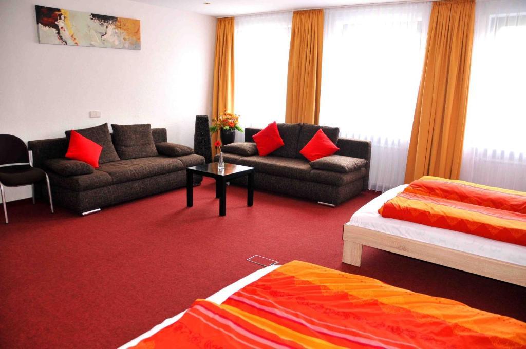Family Room (4 - 6 adults)