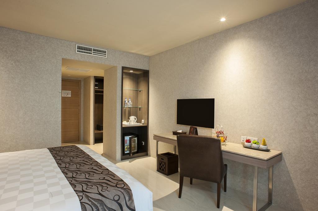 Deluxe King Room Only