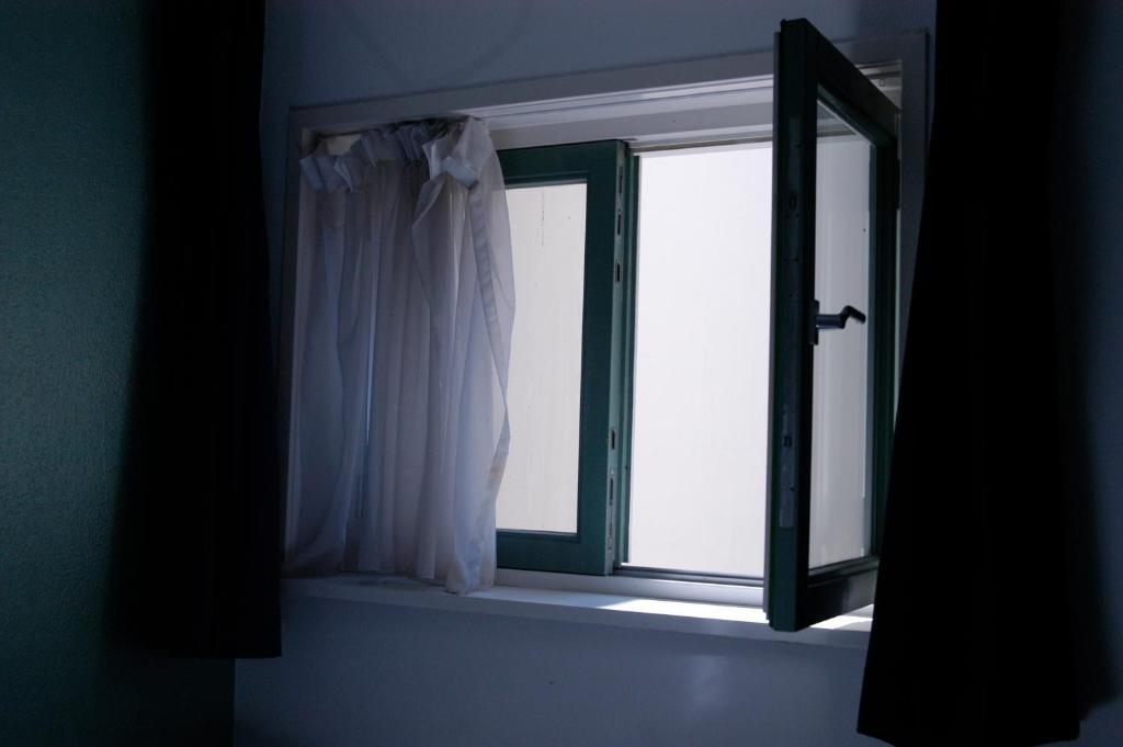 Deze driepersoonskamer heeft een gedeelde badkamer.