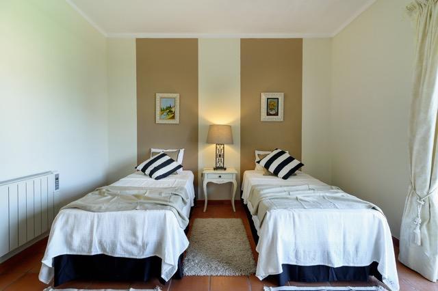 Tweepersoonskamer met 2 Aparte Bedden en Eigen Badkamer