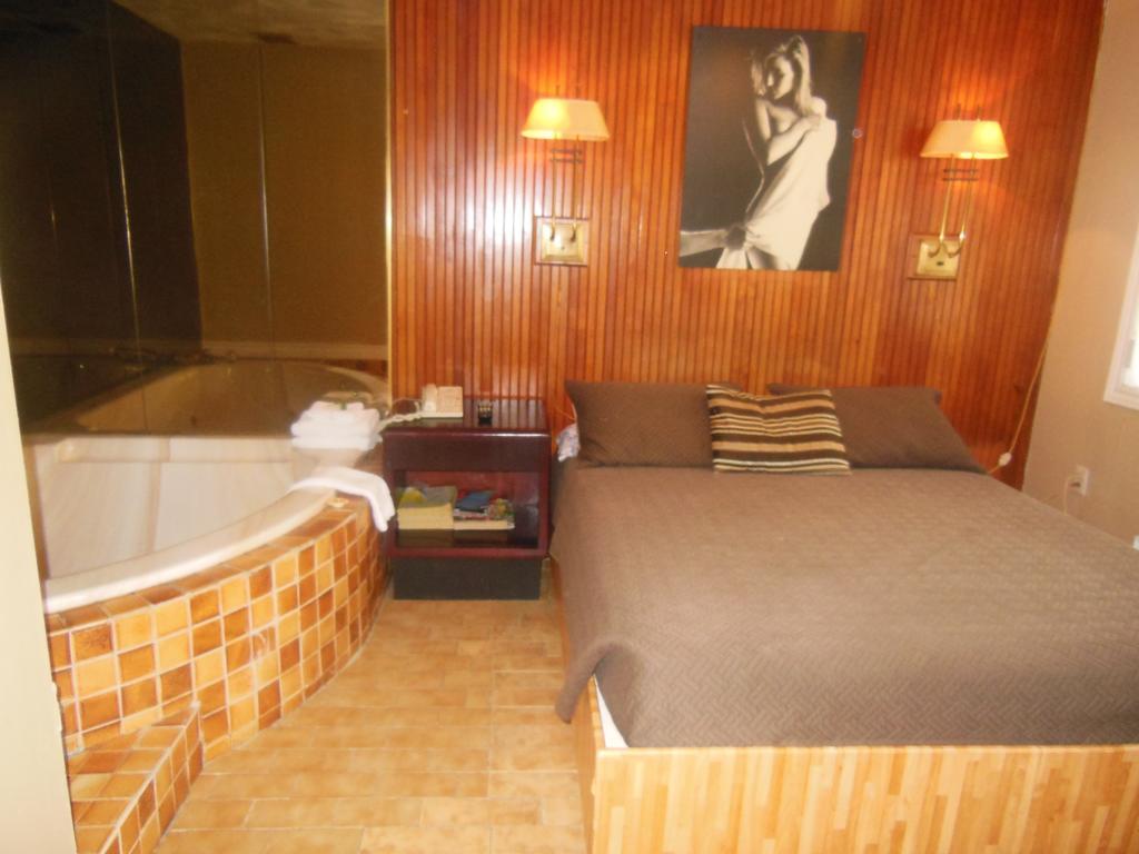 Deluxe Suite with Spa Bath