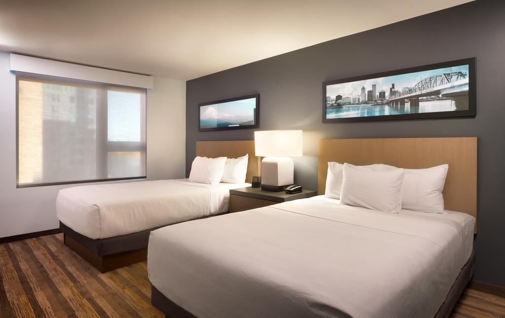 Suite de 1 dormitorio con cocina, 2 camas grandes y sofá cama