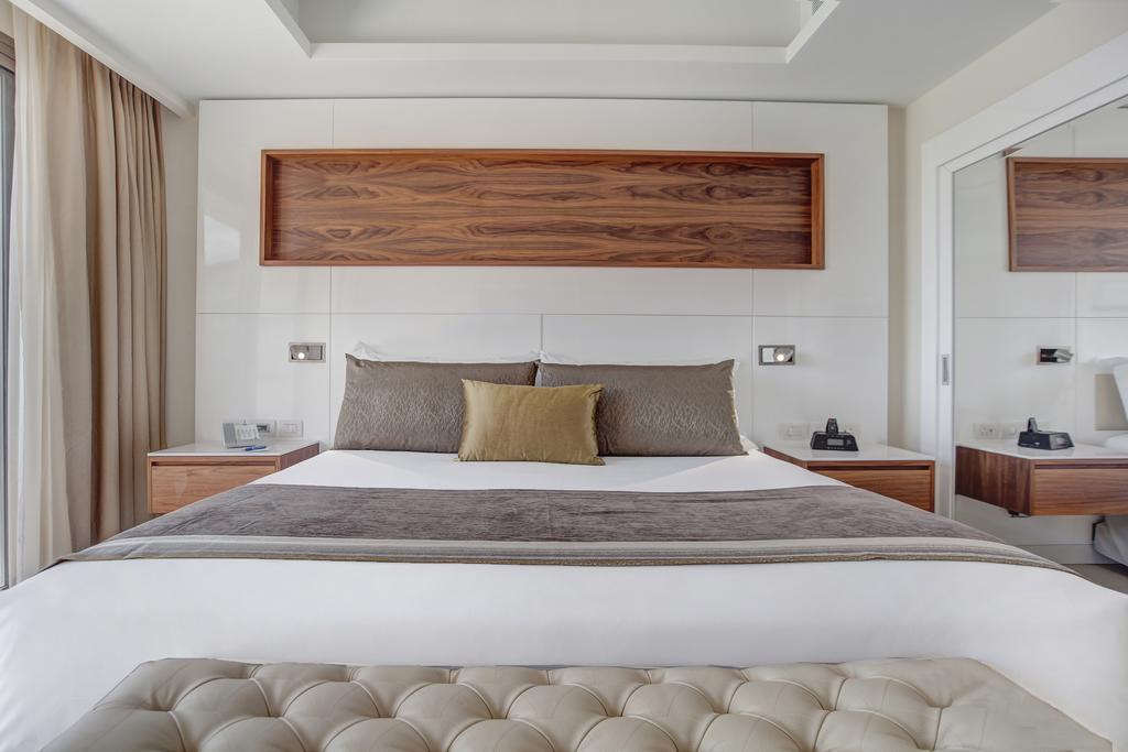 Luxury Chairman Two Bedroom Suite Ocean Front Swim Out Diamond Club
