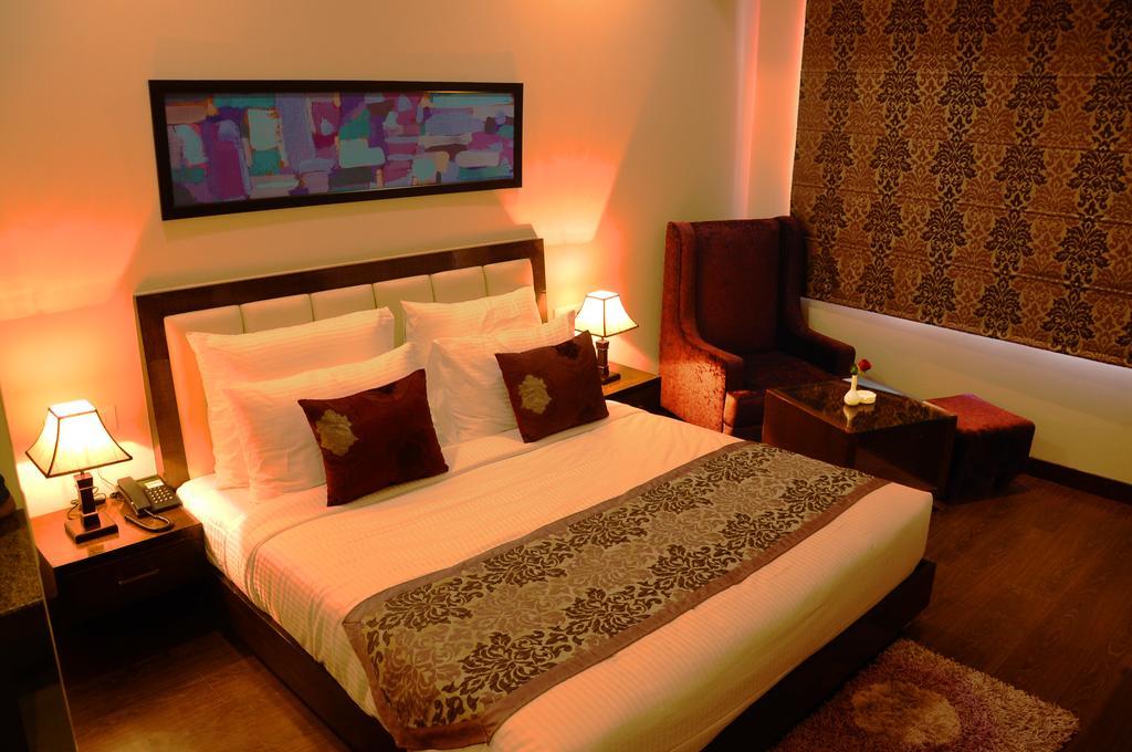 Deluxe Double Room (2 Adults + 1 Child)