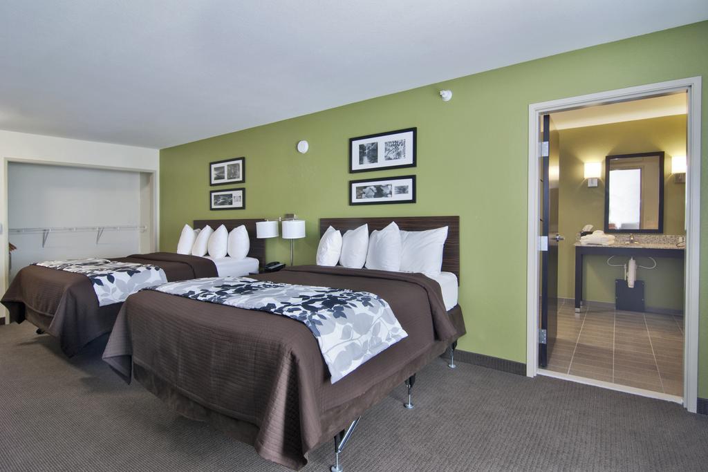 Queen Room with Two Queen Beds - Non-Smoking