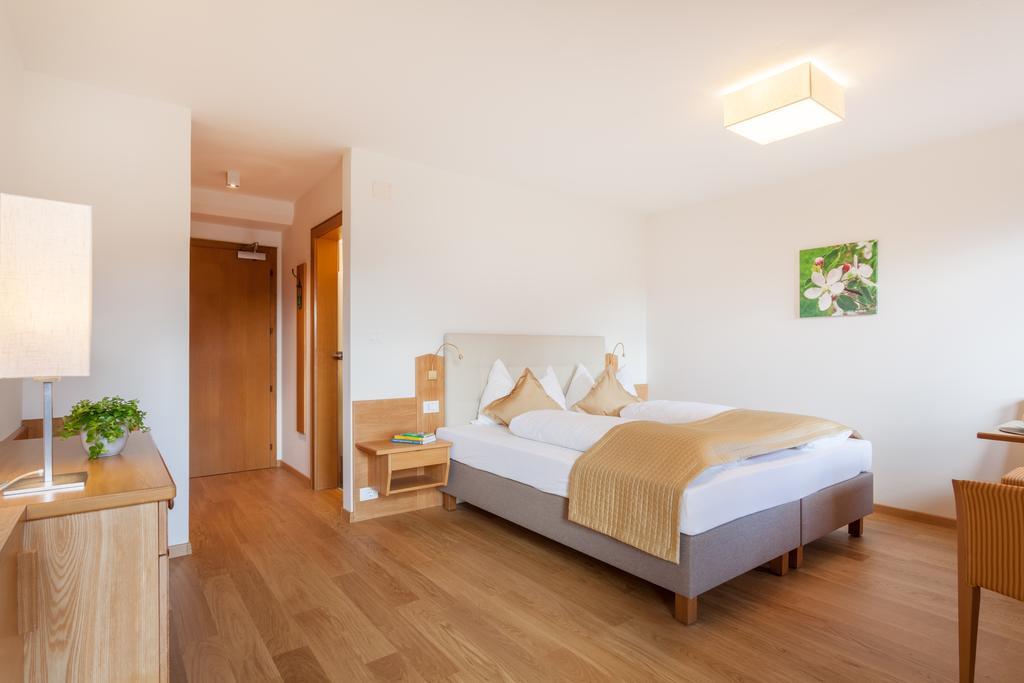 Standard Zimmer mit Kingsize-Bett