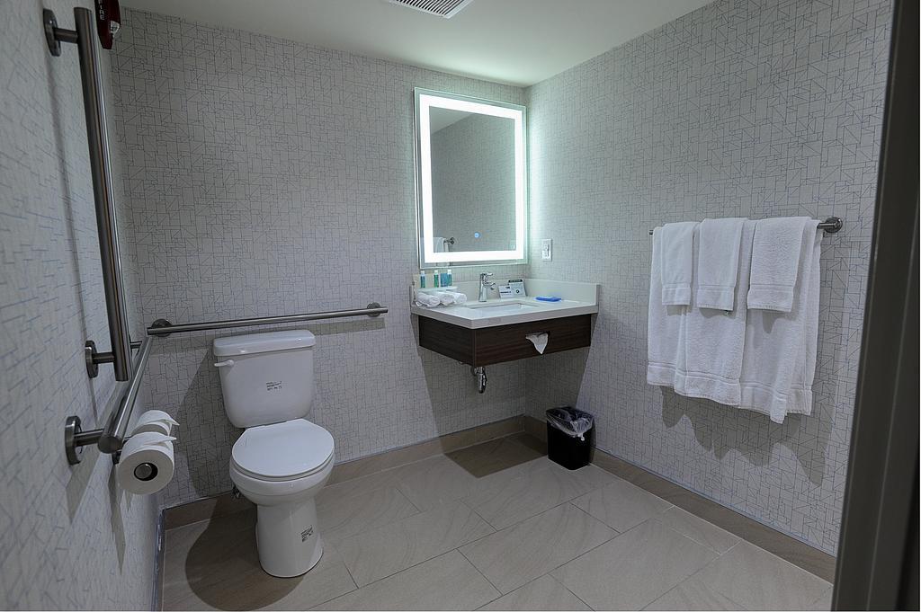 King Room - Mobility Access Roll in Shower