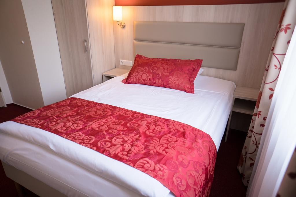 Single Room,442299408:JPEG