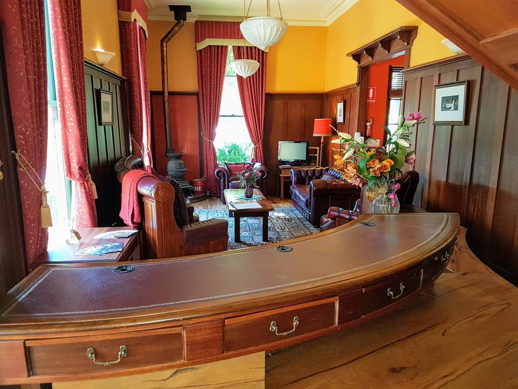 Merlot Queen Room with Courtyard