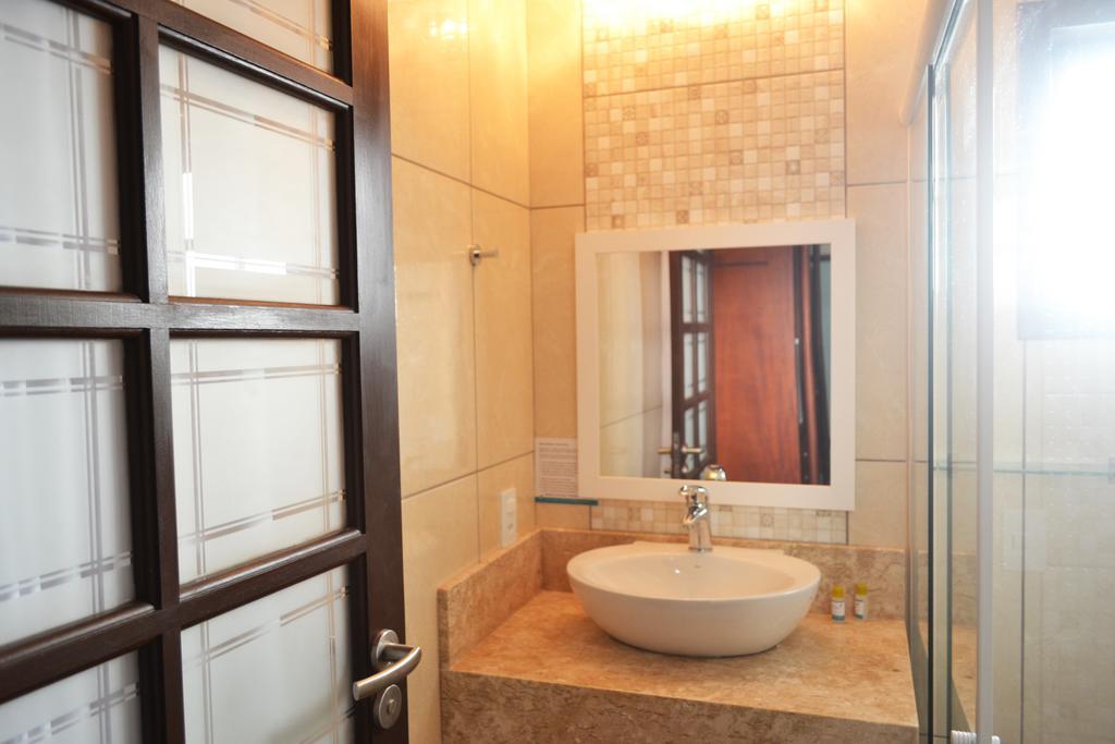Habitación con cama grande y balcón