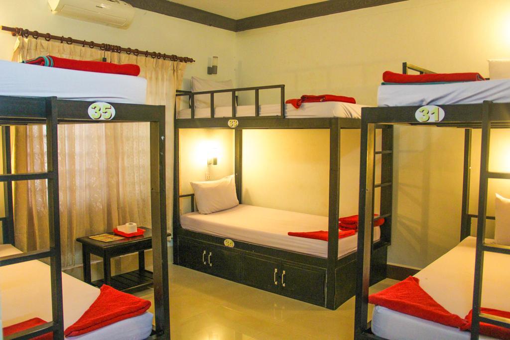 Bed in 6-Bed Mixed Dormitory Room with Fan