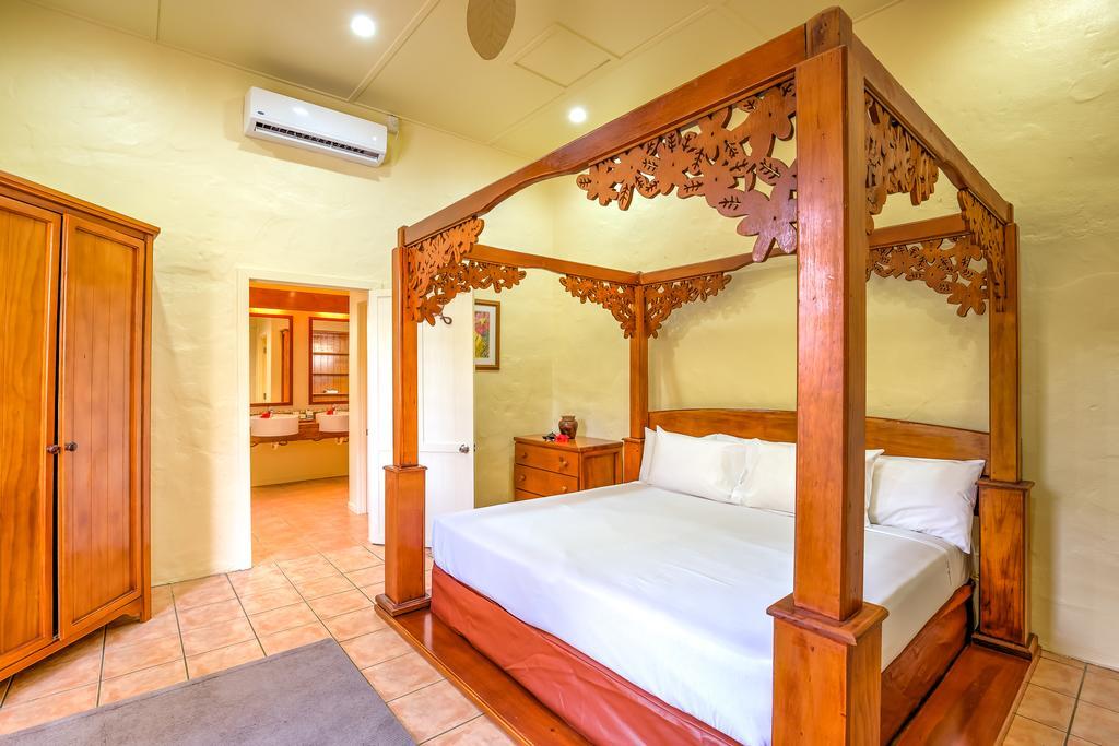 Three-Bedroom Villa with Private Pool and Hot Tub - Lime Blossom