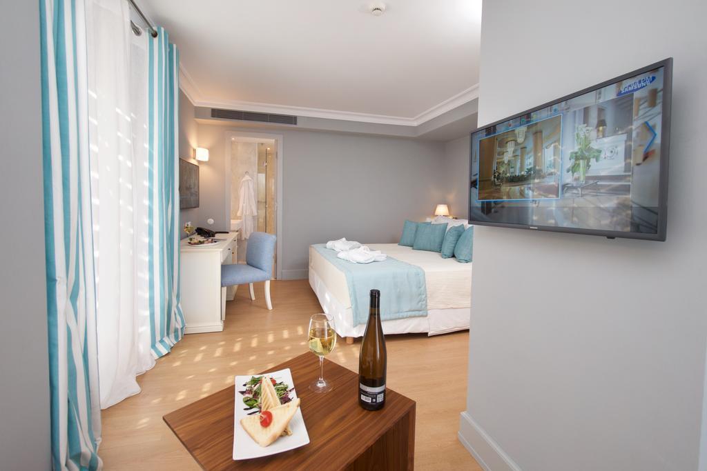 Master Suite with Outdoor Hot Tub and Panoramic Sea View