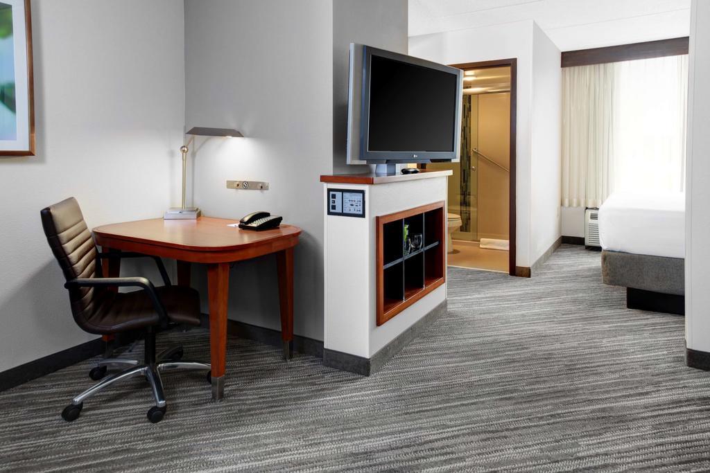 Chambre avec 2 Lits Doubles et Canapé-Lit
