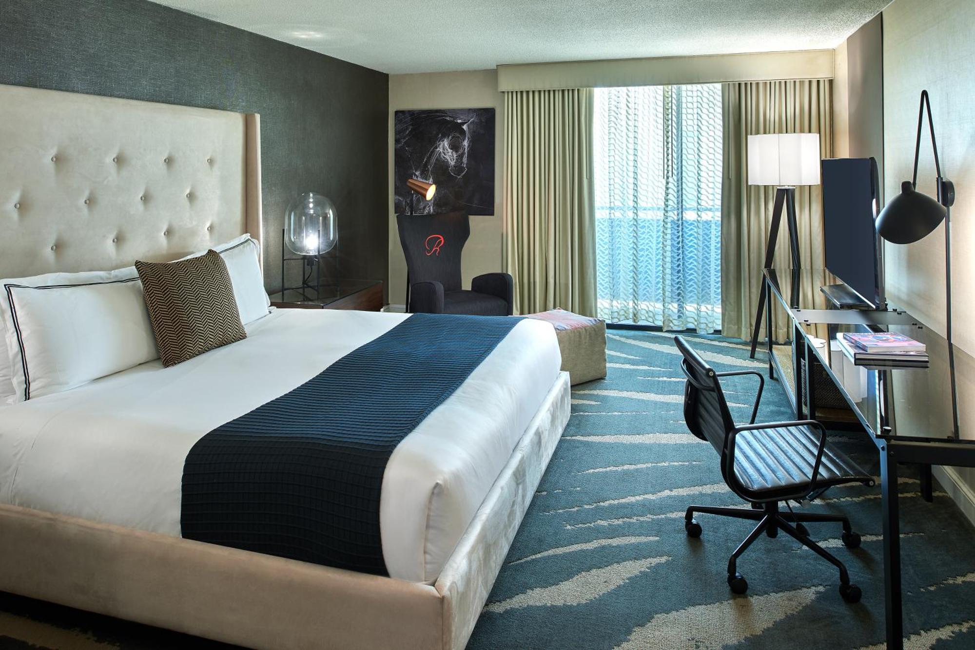 Premier Skyline View Room, King Bed,698767581:JPEG