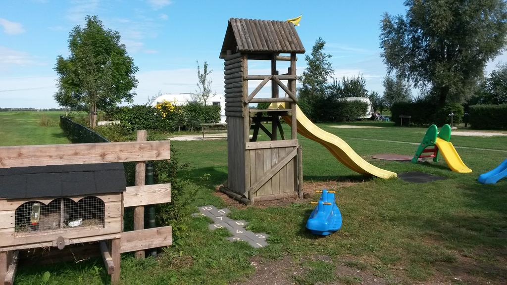 Tweepersoonskamer met 2 Aparte Bedden en een Terras