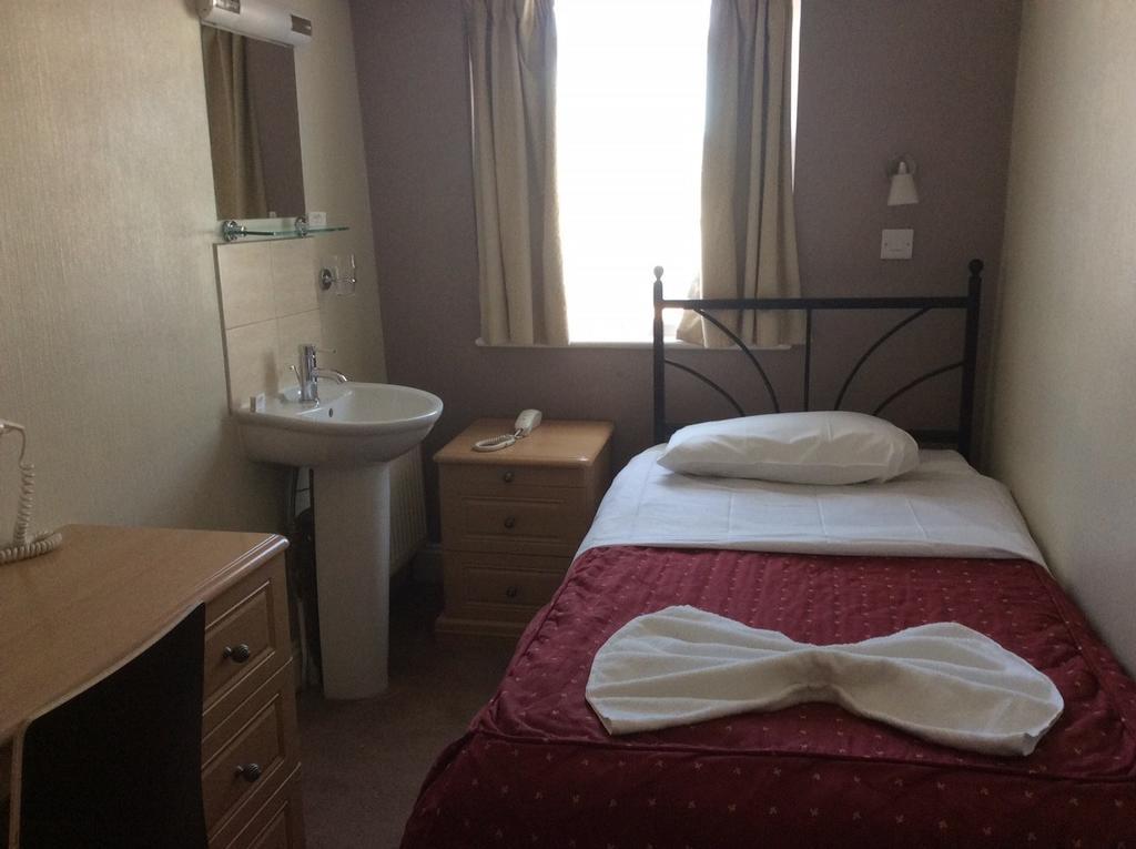 Chambre Simple Standard - Salle de Bains et Toilettes Communes