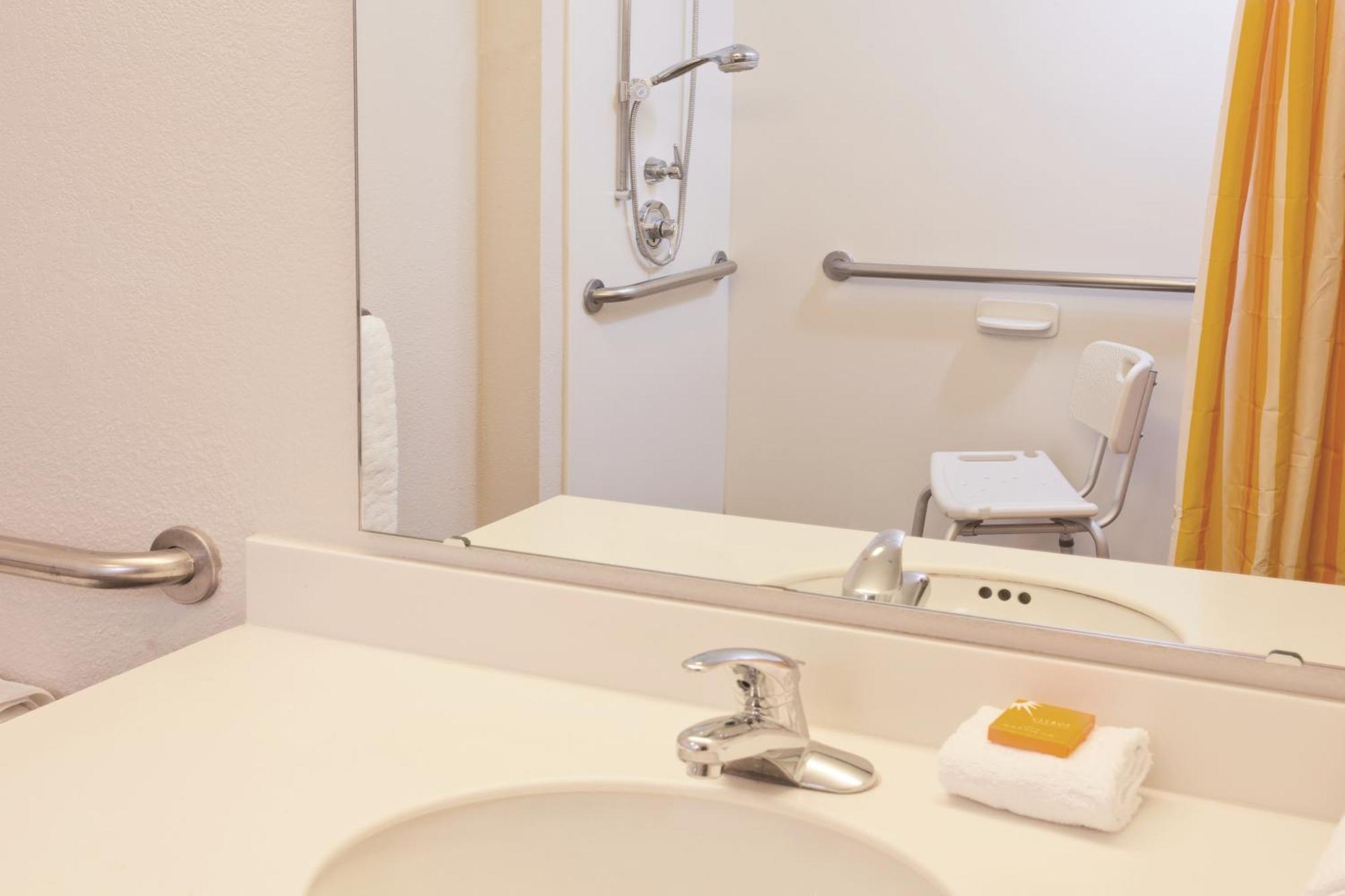Habitación Doble con 2 camas dobles adaptada para personas con movilidad reducida
