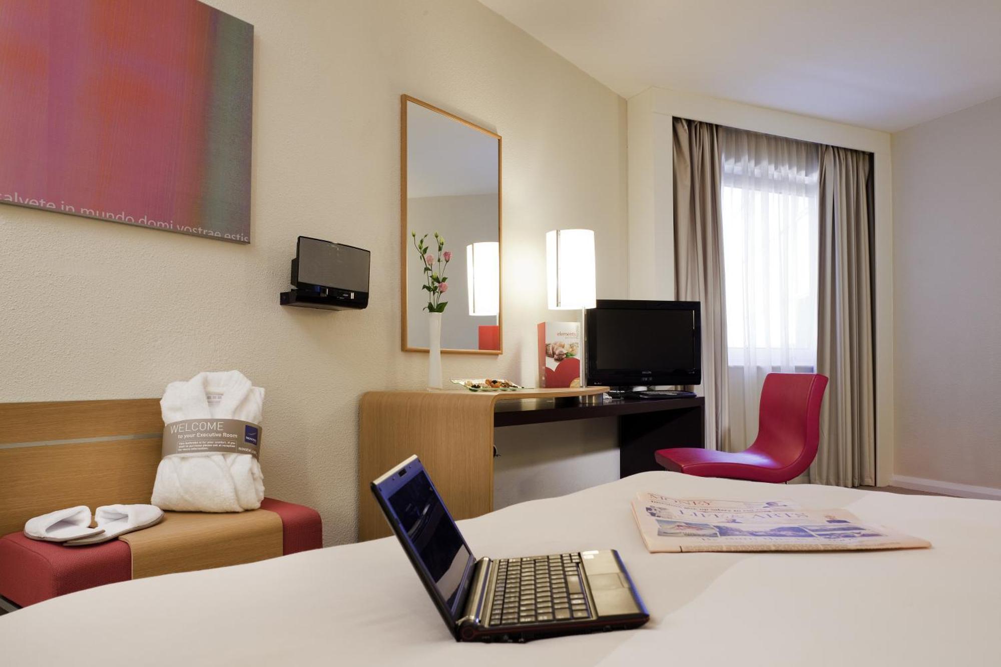 Executive Queen Room With Sofa Bed