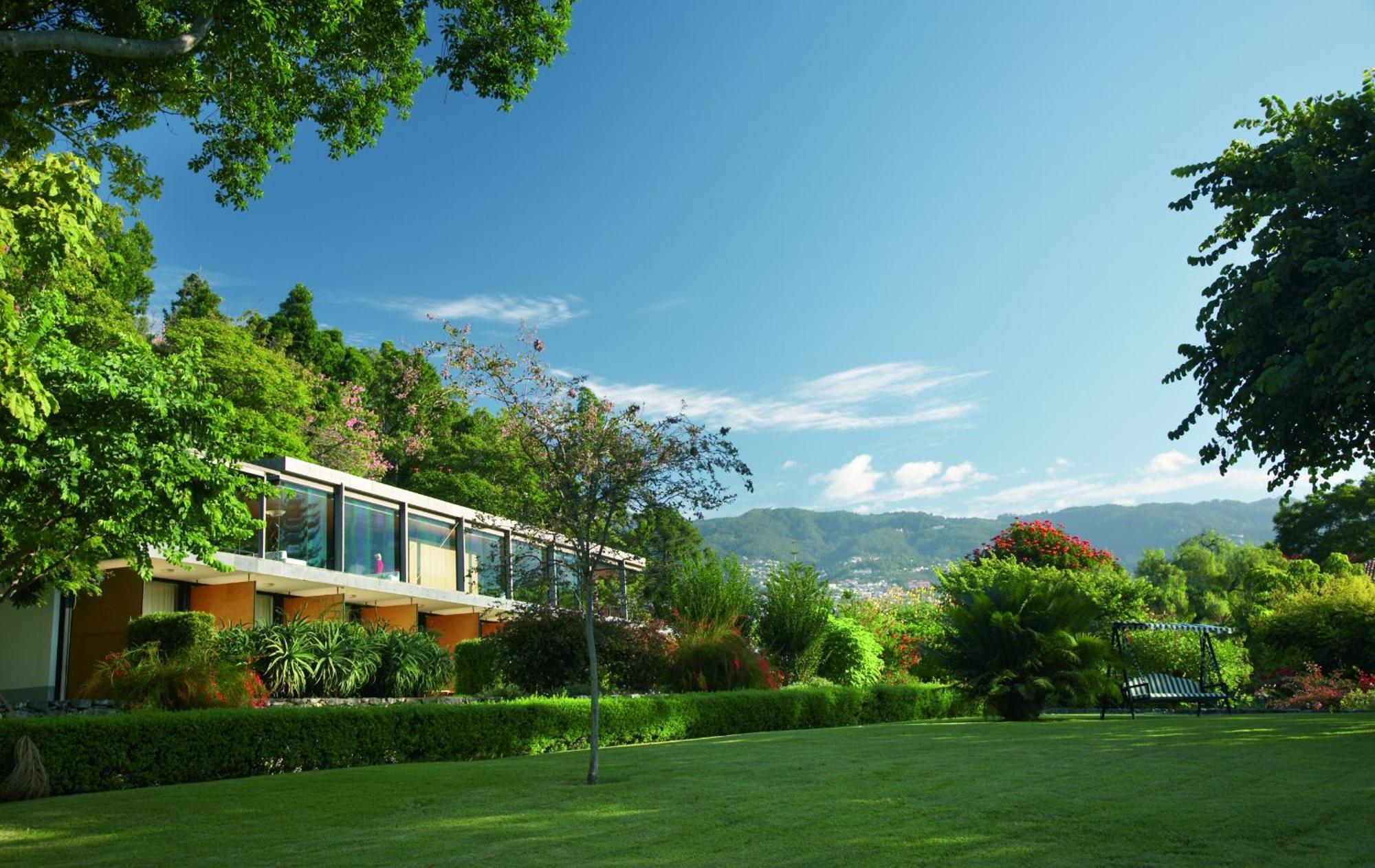 Quarto com 2 Camas de Solteiro e Vista do Jardim
