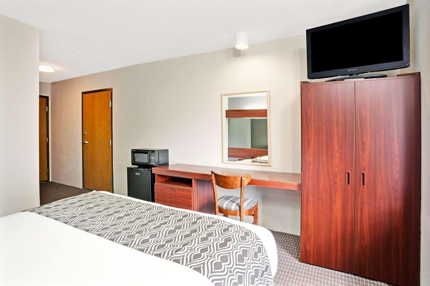Deluxe Queen Room - Disability Access/Non-Smoking