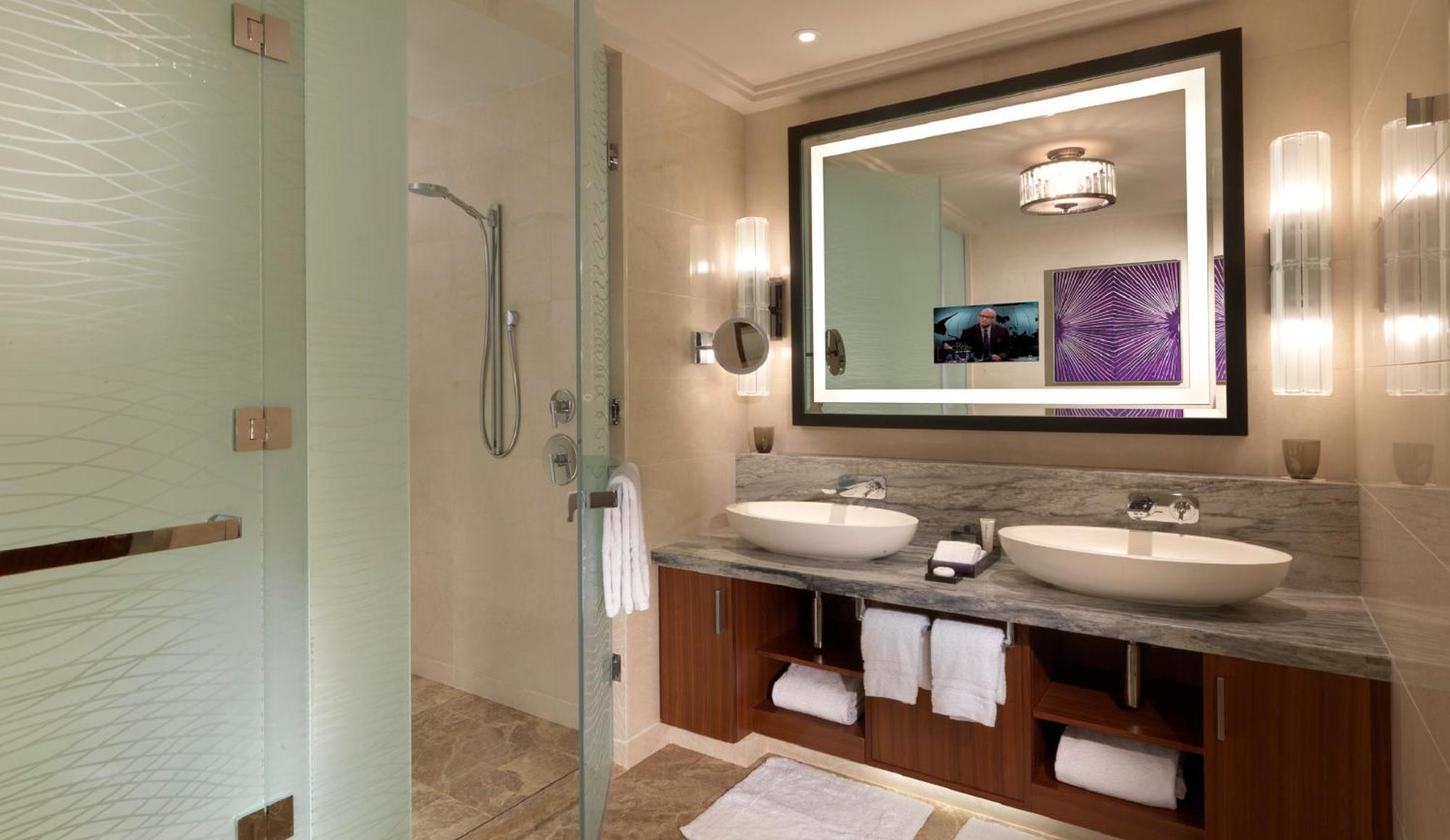 Deluxe Waterfront King Room