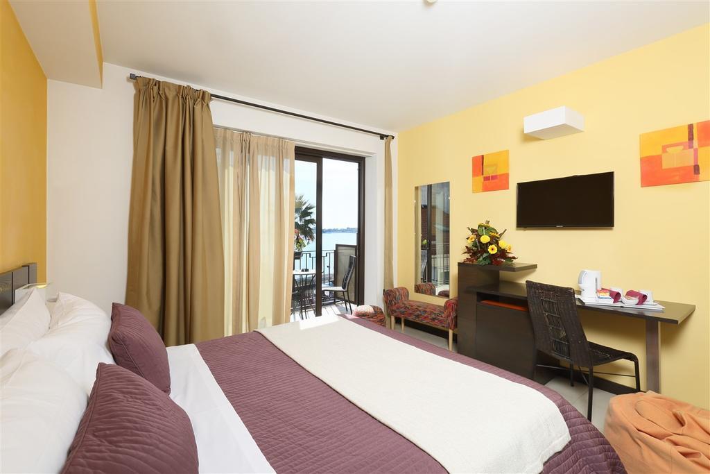 Superior Double Room with Sea View and Balcony