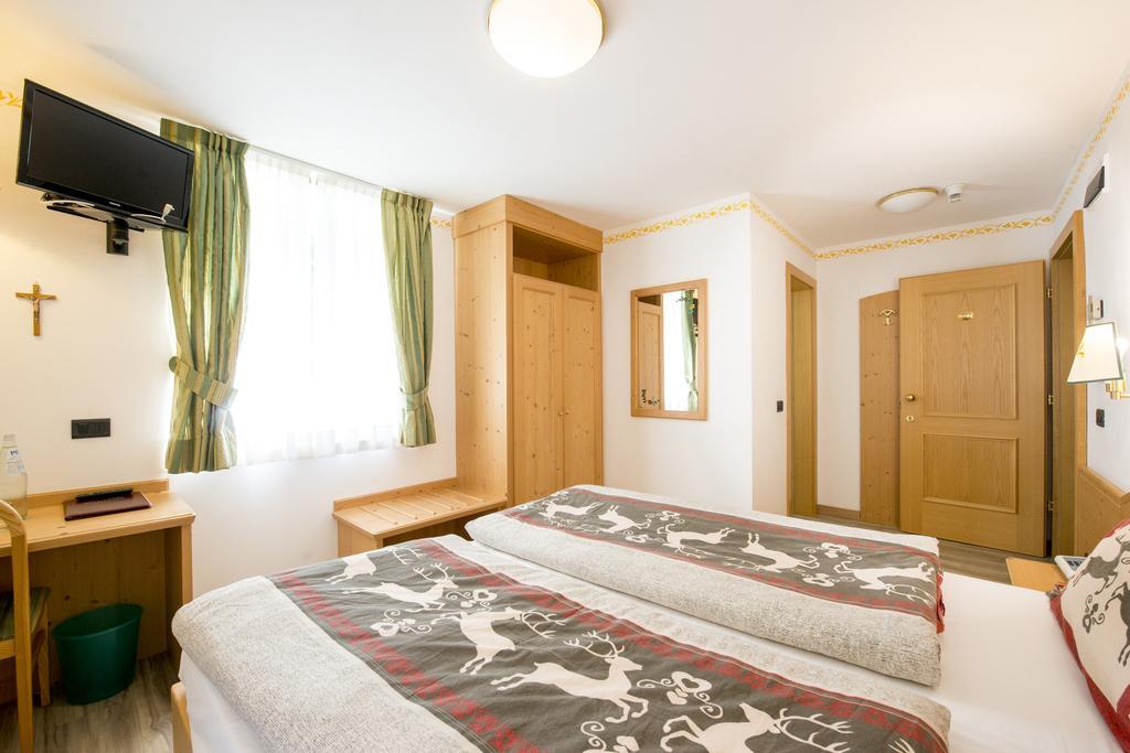Doppel-/Zweibettzimmer mit Balkon