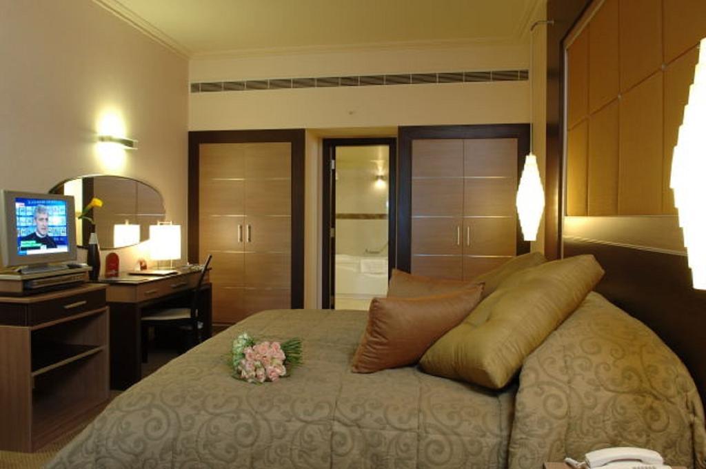 Standard Double Room with Backyard/Garden View Low Floor