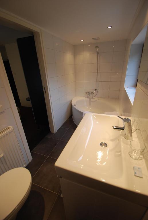 Tweepersoonskamer met 2 Aparte Bedden en Bad