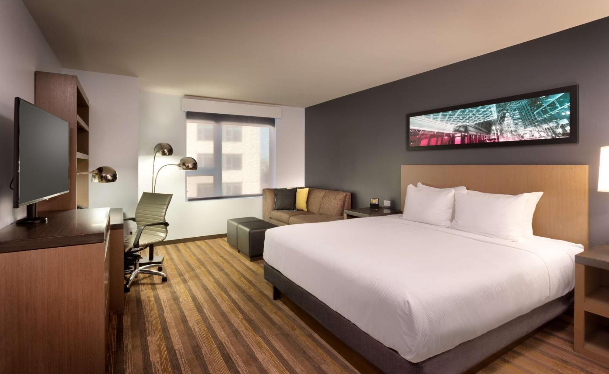 Habitación con cama extragrande.