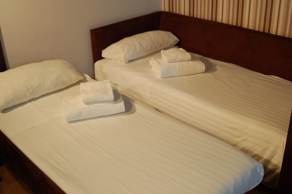 Family Studio (2 Adults + 2 Children)