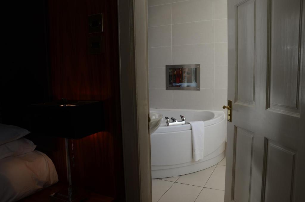 Double Room with Corner Bath/Shower