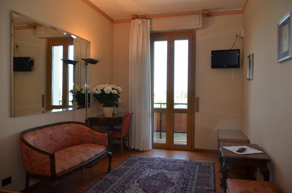 Zwei Zweibettzimmer mit Verbindungstür und Balkon