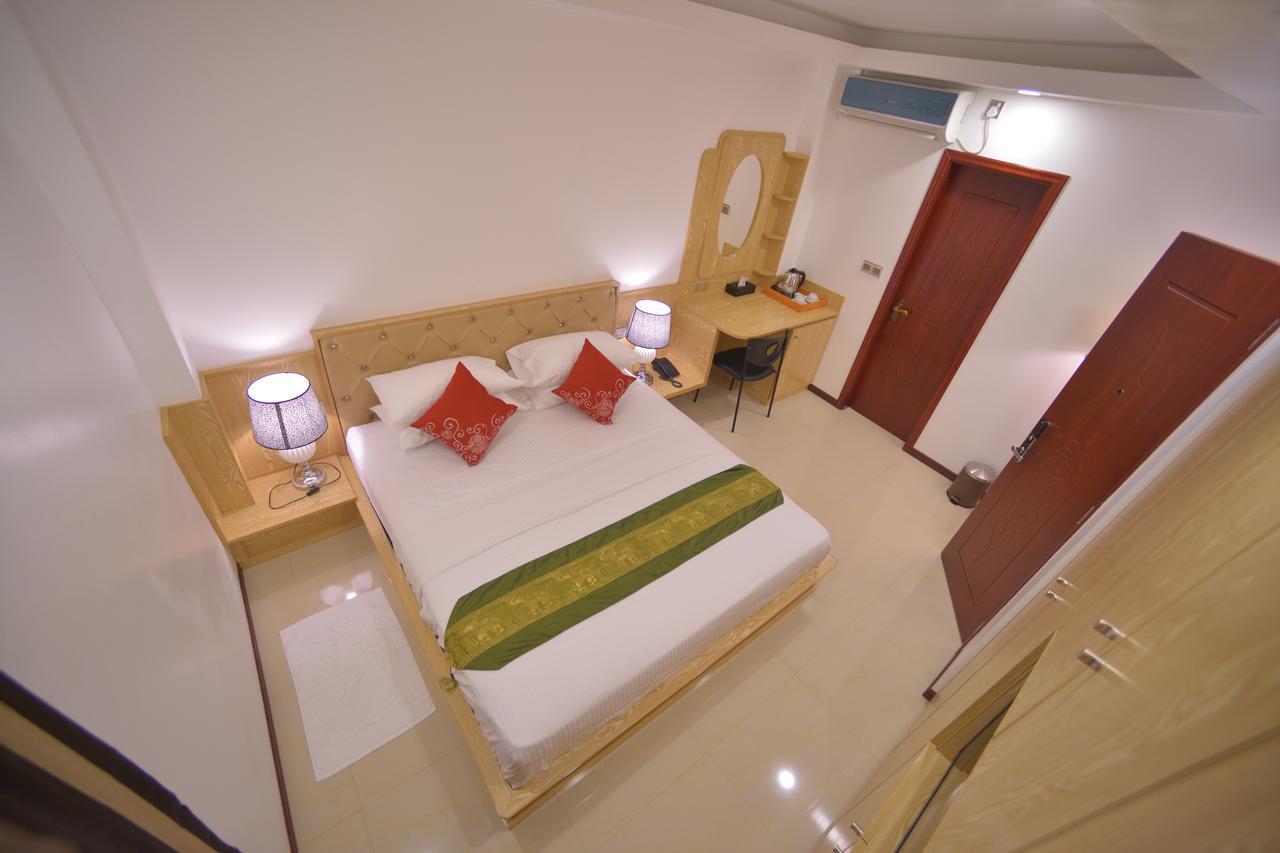 Deluxe King Room (10% off on Food & Beverage)