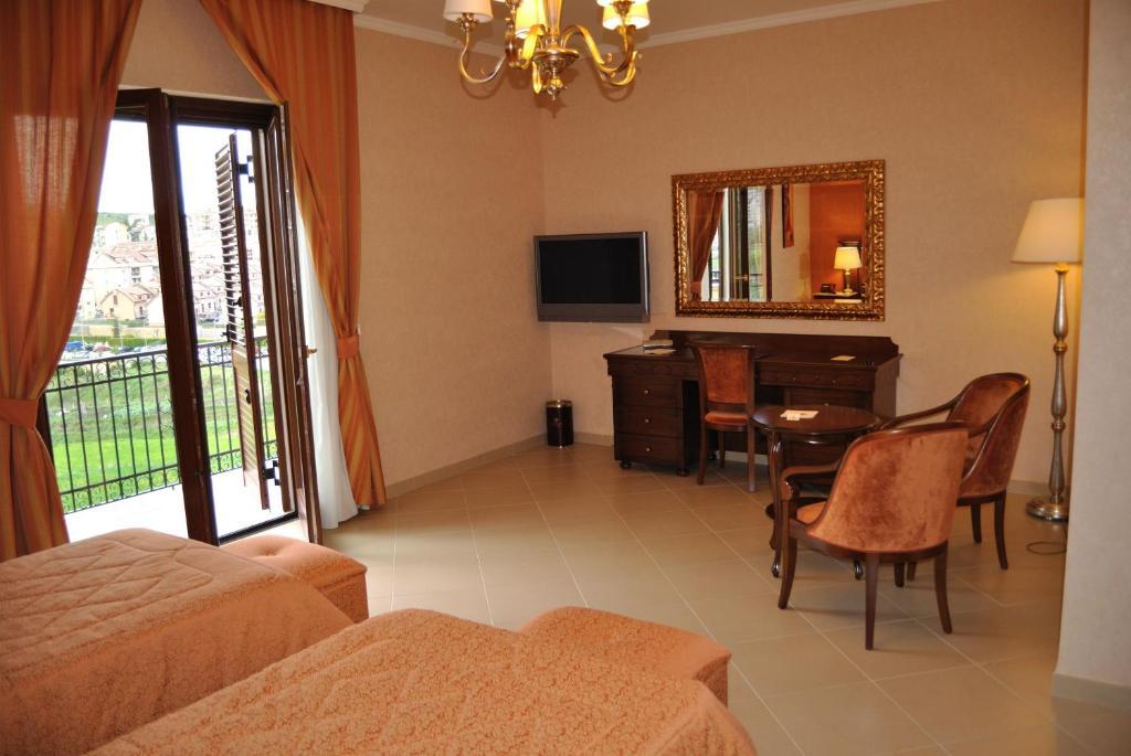 Double or Twin Room single use