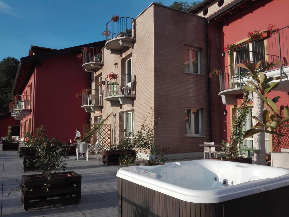 Doppel- oder Zweibettzimmer mit Seeblick und Whirlpool-Badewanne