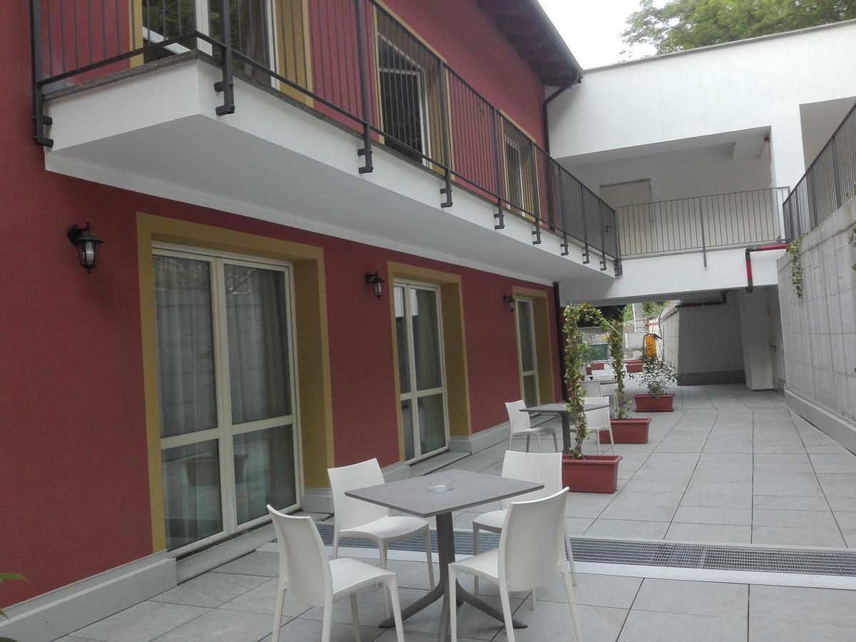 2 Doppelzimmer mit Verbindungstür und Gartenblick