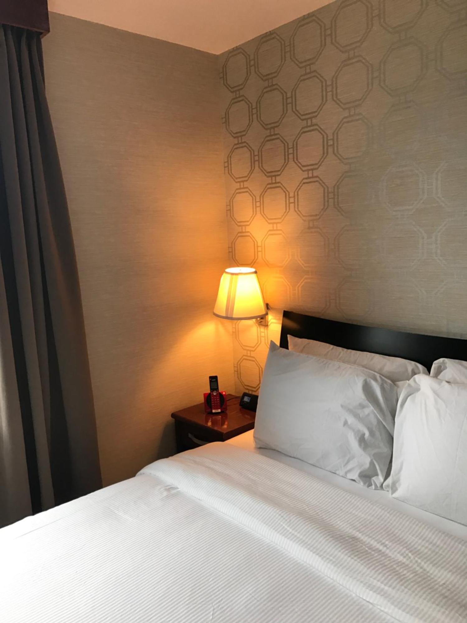 Habitación con cama grande