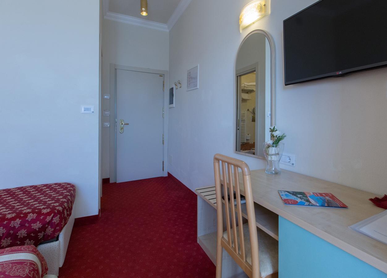 Family Room (2 Adults + 1 Child)