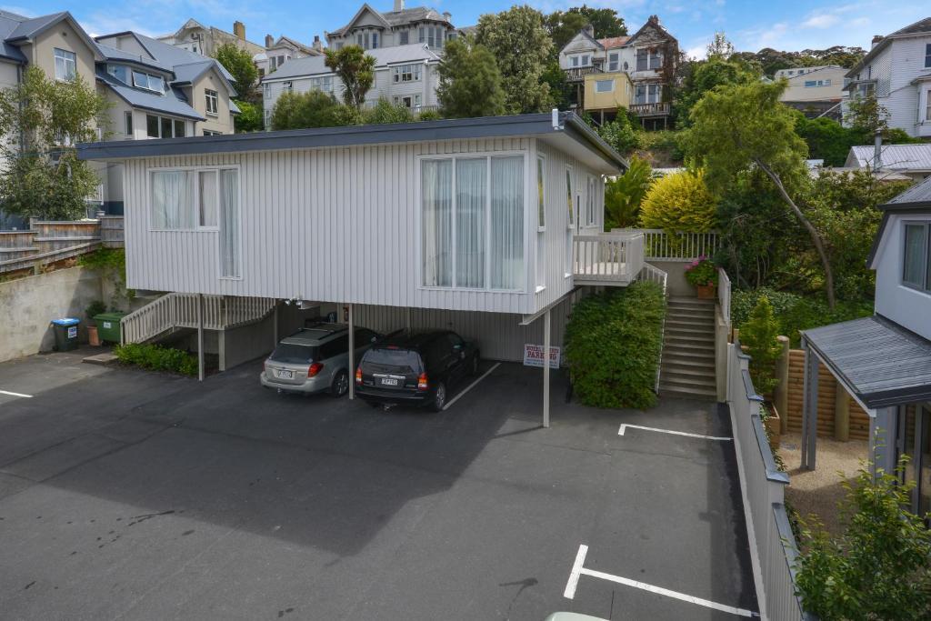 Four-Bedroom Apartment with Terrace