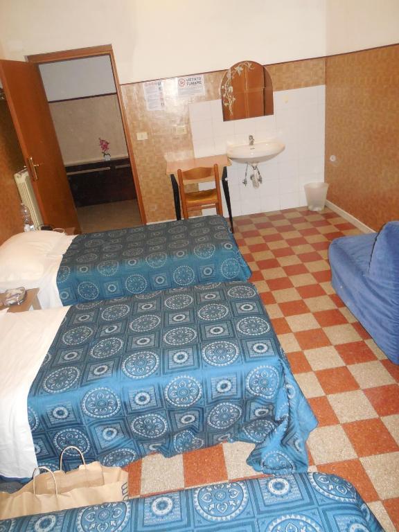 Cama en habitación compartida masculina de 4 camas