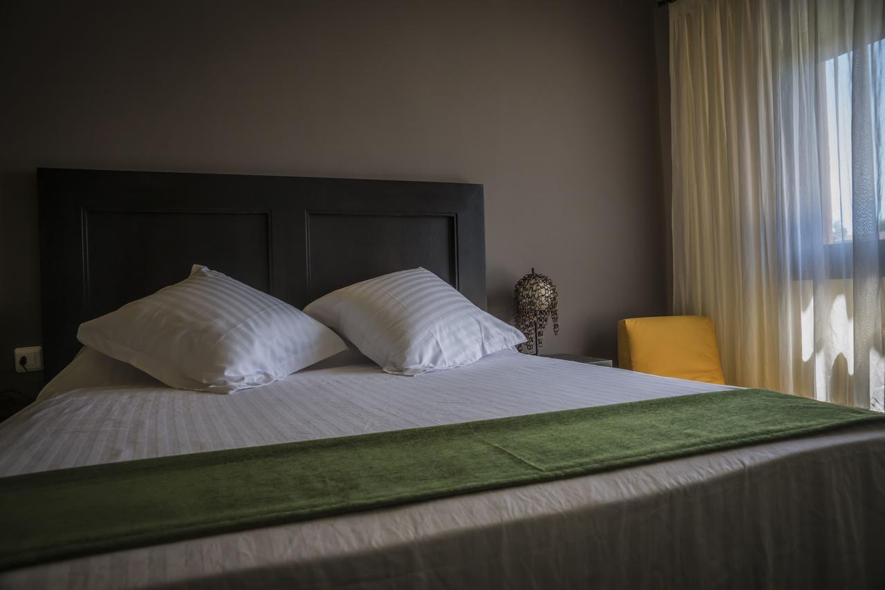 Habitación con cama grande