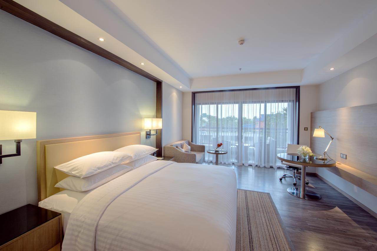 Deluxe Pool View Room, Guest room, 1 King, Balcony