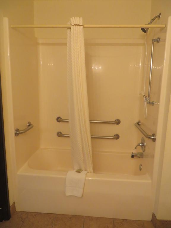 King Room with Roll-In Shower - Mobility Access/Non-Smoking