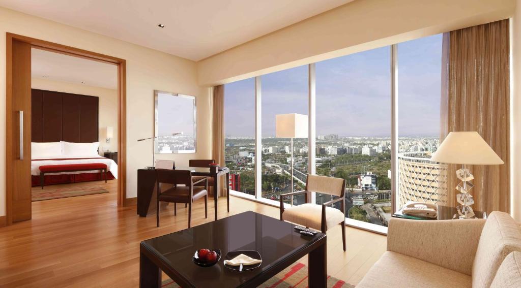 Executive Suite one way airport transfer & Club Lounge Access,1622043951:JPEG
