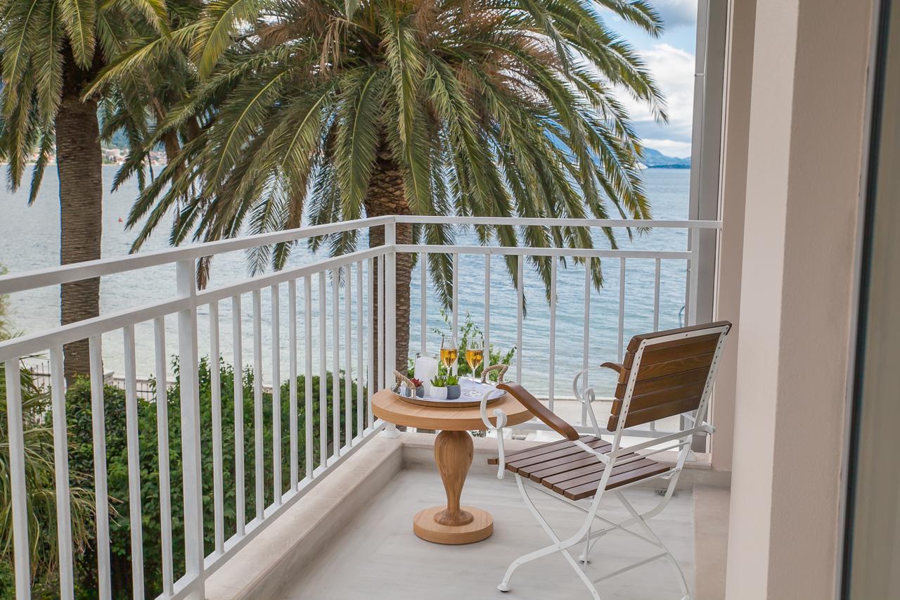 Chambre Double de Luxe avec Balcon - Vue Latérale sur Mer