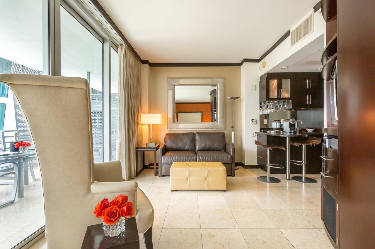 Suite con balcón y vistas a la piscina